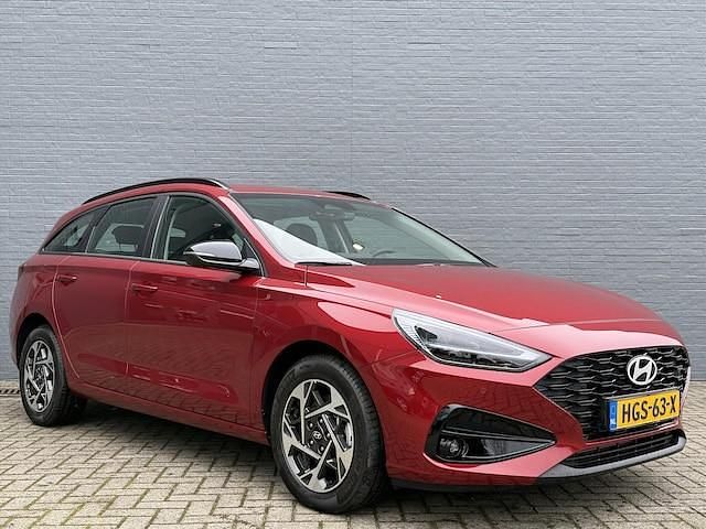 Nieuw Hyundai i30 Comfort 99 PK (72 kW) 2025 Rood (metallic) Stationwagen