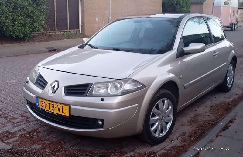 Beige Gebruikt 2006 Renault Mégane II Hatchback | € 700 (Goede deal) - Afbeelding 1/4