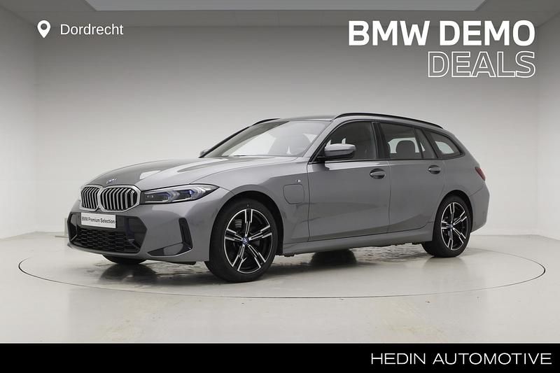 Grijs Gebruikt 2024 BMW 330e M Sport Stationwagen | € 42.895 (Super prijs) - Afbeelding 1/3