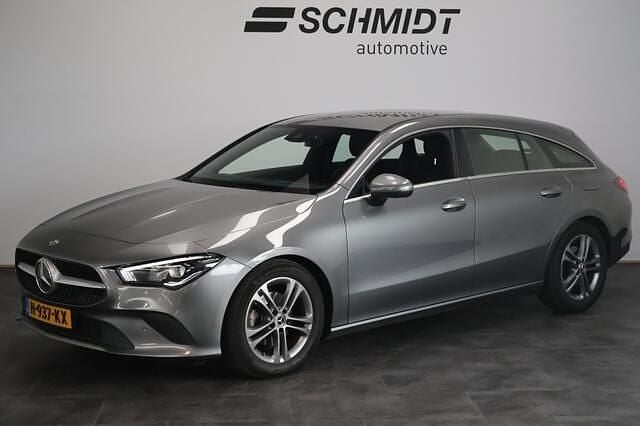 Grijs (metallic) Gebruikt 2020 Mercedes CLA180 Shooting Brake Business Stationwagen | € 21.995 (Goede deal) - Afbeelding 1/4