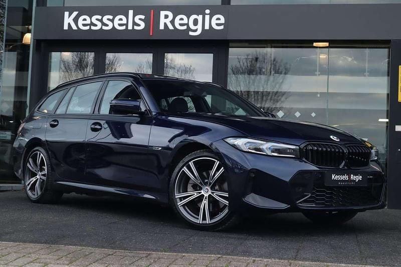 Blauw Gebruikt 2022 BMW 330e M Sport Stationwagen | € 39.950 (Eerlijke prijs) - Afbeelding 1/4