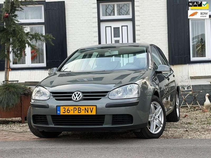 Groen (metallic) Occasion 2004 VW Golf IV Trendline Hatchback | € 4.950 (Duur) - Afbeelding 1/4