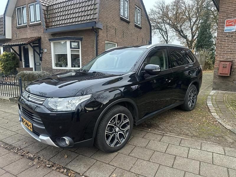 Zwart (metallic) Occasion 2015 Mitsubishi Outlander P-HEV Edition SUV | € 13.999 (Eerlijke prijs) - Afbeelding 1/4