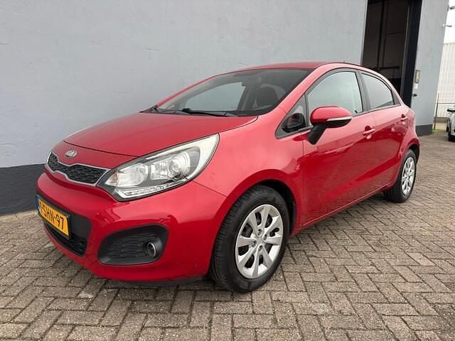Rood Gebruikt 2013 Kia Rio Plus Hatchback | € 6.999 (Goede deal) - Afbeelding 1/4
