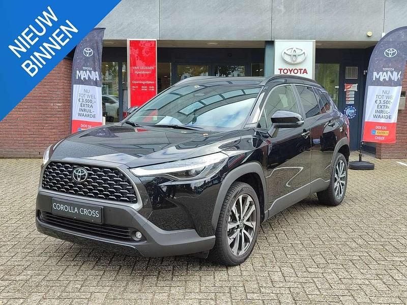 Zwart Gebruikt 2025 Toyota Corolla Cross Style SUV | € 37.400 (Goede deal) - Afbeelding 1/4