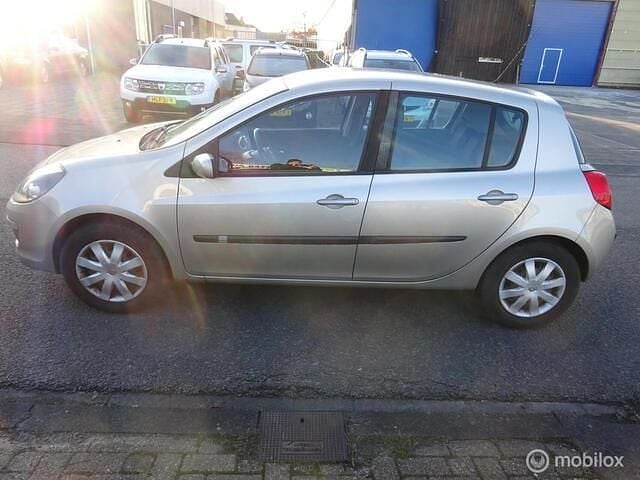 Bruin Gebruikt 2007 Renault Clio II Dynamique Hatchback | € 1.750 (Eerlijke prijs) - Afbeelding 1/4