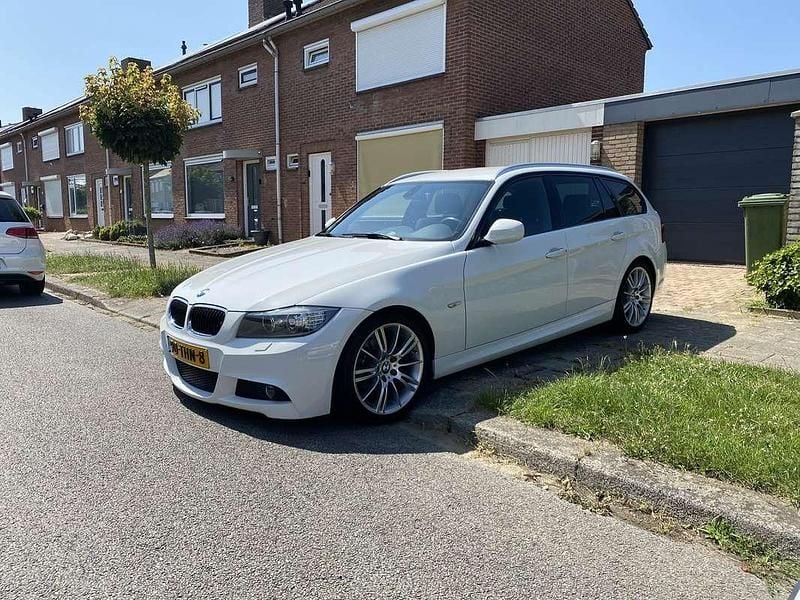 Wit Gebruikt 2012 BMW 318 Stationwagen | € 11.000 (Iets duurder) - Afbeelding 1/4