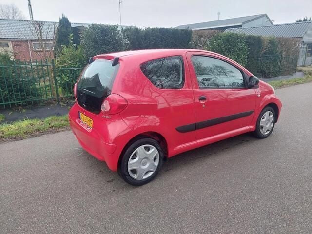 Occasion Toyota Aygo 68 PK (50 kW) 2006 Rood Hatchback