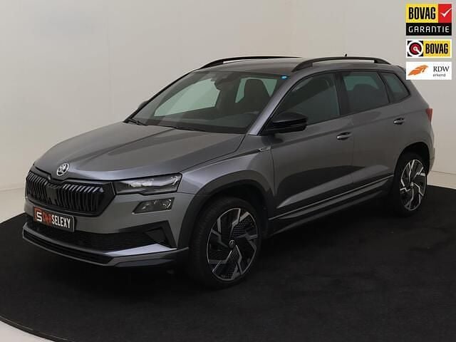 Grijs Gebruikt 2022 Skoda Karoq SportLine SUV | € 32.450 (Eerlijke prijs) - Afbeelding 1/4