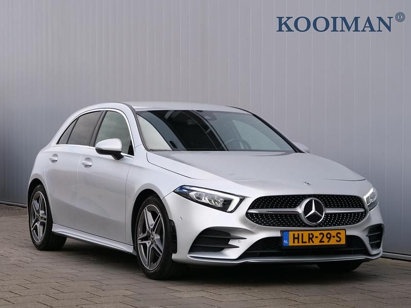 Grijs Gebruikt 2022 Mercedes A200 Luxury Hatchback | € 29.945 (Eerlijke prijs) - Afbeelding 1/4