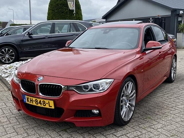 Rood Gebruikt 2015 BMW 330 Executive Sedan | € 19.950 (Duur) - Afbeelding 1/4