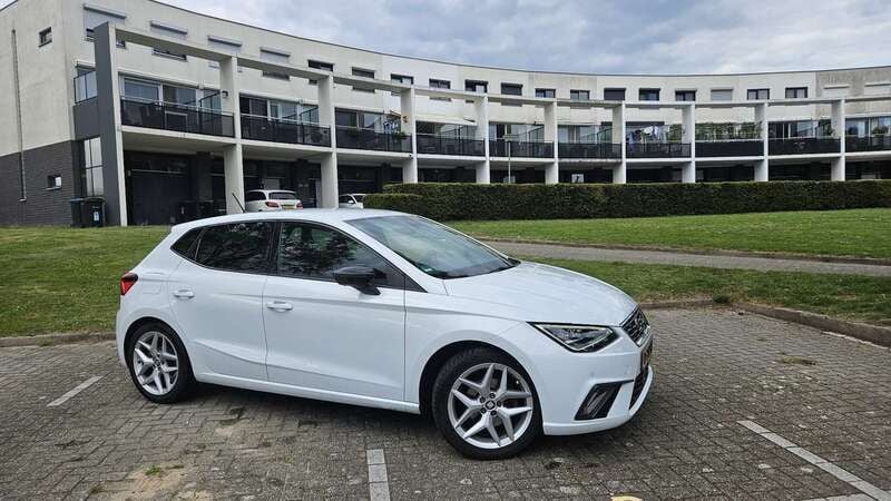 Wit Gebruikt 2021 Seat Ibiza FR Hatchback | € 13.300 (Goede deal) - Afbeelding 1/4