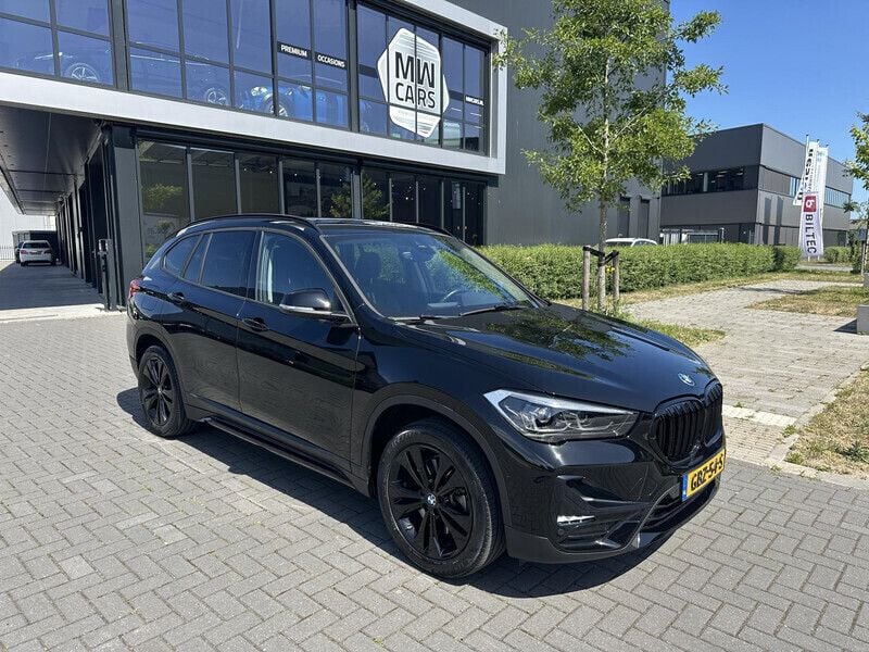 Zwart Gebruikt 2020 BMW X1 Executive SUV | € 28.950 (Eerlijke prijs) - Afbeelding 1/4