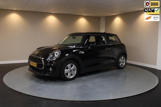 Zwart Gebruikt 2018 Mini Cooper Hatchback | € 13.940 (Goede deal) - Afbeelding 1/4