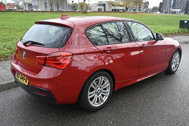 Rood Gebruikt 2016 BMW 118 Hatchback | € 15.950 (Eerlijke prijs) - Afbeelding 1/4
