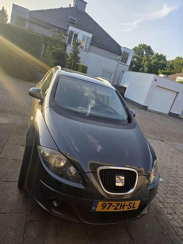 Grijs Gebruikt 2008 Seat Altea XL Stylance MPV | € 2.750 (Goede deal) - Afbeelding 1/4