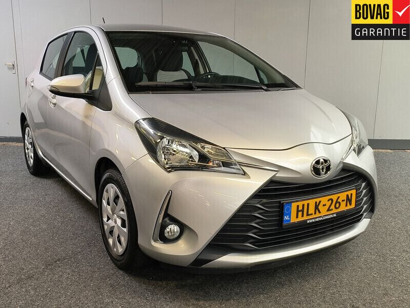 Grijs Gebruikt 2019 Toyota Yaris Active Hatchback | € 14.950 (Eerlijke prijs) - Afbeelding 1/4