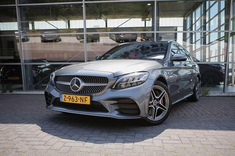 Grijs Gebruikt 2020 Mercedes C300e AMG Stationwagen | € 26.399 (Eerlijke prijs) - Afbeelding 1/4