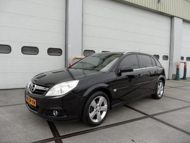 Zwart Gebruikt 2006 Opel Signum Executive Stationwagen | € 3.925 - Afbeelding 1/4