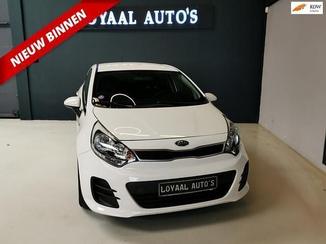 Wit Gebruikt 2016 Kia Rio Hatchback | € 8.500 (Eerlijke prijs) - Afbeelding 1/4
