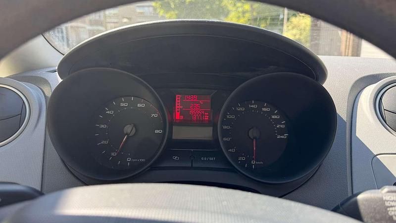 Wit Gebruikt 2010 Seat Ibiza Reference MPV | € 3.700 (Eerlijke prijs) - Afbeelding 1/4