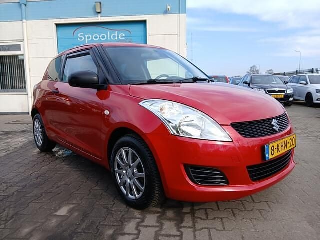 Rood Occasion 2013 Suzuki Swift Hatchback | € 4.999 (Goede deal) - Afbeelding 1/4
