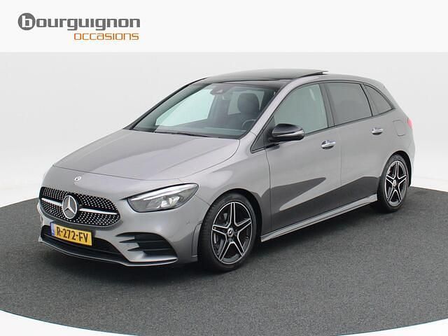 Grijs Gebruikt 2022 Mercedes B180 AMG line MPV | € 31.850 (Eerlijke prijs) - Afbeelding 1/4