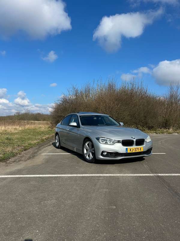 Grijs Gebruikt 2015 BMW 330 Luxury Line Sedan | € 17.500 (Iets duurder) - Afbeelding 1/4