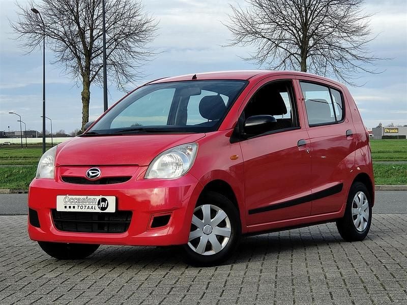 Rood Gebruikt 2011 Daihatsu Cuore Hatchback | € 1.950 (Eerlijke prijs) - Afbeelding 1/4