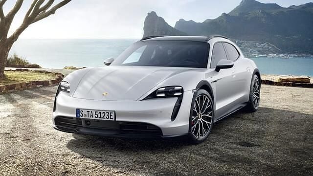 Grijs, metallic lak Gebruikt 2022 Porsche Taycan 4S Cross Turismo Sedan | € 74.900 (Goede deal) - Afbeelding 1/4