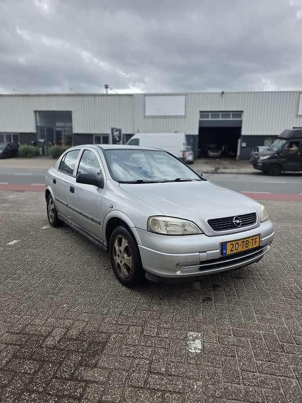 Zilver Gebruikt 2000 Opel Astra Sedan | € 650 (Goede deal) - Afbeelding 1/4