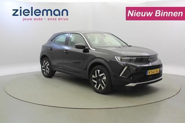 Zwart, metallic lak Gebruikt 2021 Opel Mokka-e Elegance SUV | € 17.345 (Goede deal) - Afbeelding 1/4