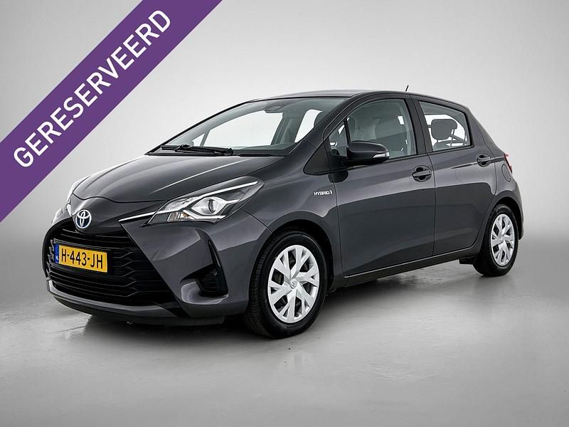 Grijs Gebruikt 2020 Toyota Yaris Hybrid Active Hatchback | € 15.950 (Goede deal) - Afbeelding 1/3