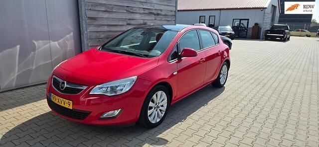 Rood Gebruikt 2012 Opel Astra Hatchback | € 5.500 (Eerlijke prijs) - Afbeelding 1/4