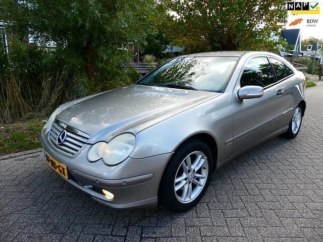 Grijs Gebruikt 2003 Mercedes C180 Coupé | € 2.395 (Eerlijke prijs) - Afbeelding 1/4