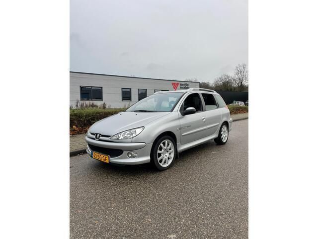 Grijs Gebruikt 2006 Peugeot 206 Quiksilver Stationwagen | € 1.499 (Eerlijke prijs) - Afbeelding 1/4