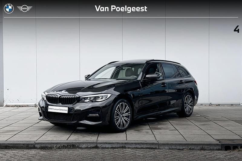 Bmw individual citrinschwarz metallic (c49) (donker zwart metallic) Gebruikt 2021 BMW 320e Executive Stationwagen | € 34.900 (Iets duurder) - Afbeelding 1/4