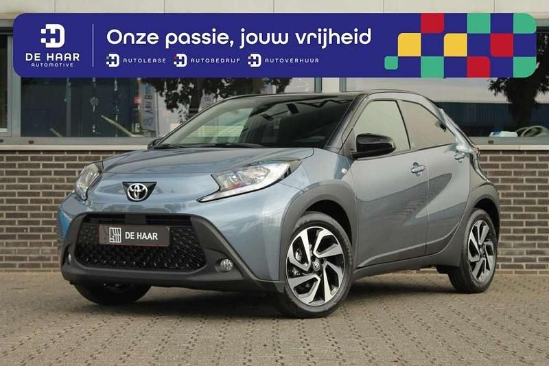 Grijs Gebruikt 2024 Toyota Aygo X Pulse SUV | € 16.900 - Afbeelding 1/4