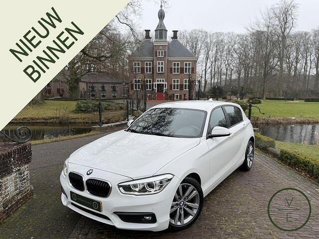 Wit Occasion 2019 BMW 118 Executive Hatchback | € 18.444 (Super prijs) - Afbeelding 1/4