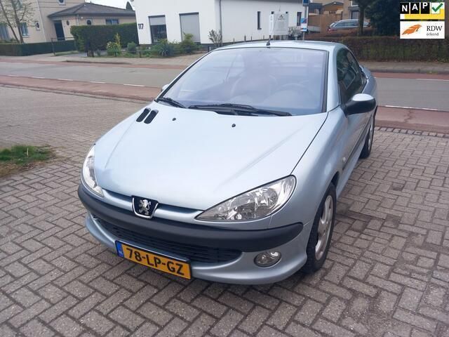 Grijs Gebruikt 2003 Peugeot 206 CC Premium Cabriolet | € 1.999 (Eerlijke prijs) - Afbeelding 1/4