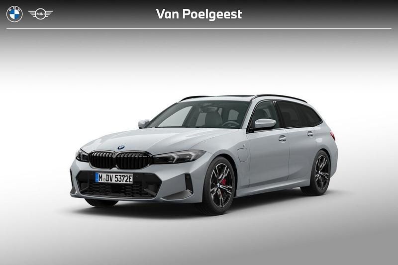 Grijs Nieuw 2025 BMW 330e Comfort Edition Stationwagen | € 71.072 (Eerlijke prijs) - Afbeelding 1/4