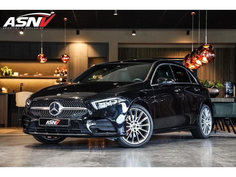 Zwart Gebruikt 2023 Mercedes A250 Business Hatchback | € 34.945 (Eerlijke prijs) - Afbeelding 1/4