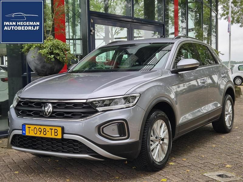 Grijs Gebruikt 2023 VW T-Roc Life SUV | € 25.890 (Eerlijke prijs) - Afbeelding 1/3