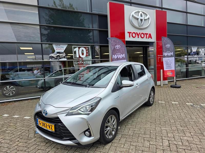 Grijs Gebruikt 2019 Toyota Yaris Hybrid Hatchback | € 17.599 (Eerlijke prijs) - Afbeelding 1/4