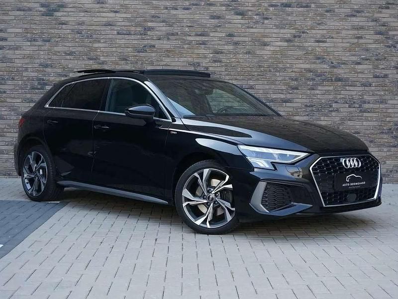 Zwart, metallic lak Gebruikt 2021 Audi A3 S-Line Hatchback | € 32.495 (Duur) - Afbeelding 1/4