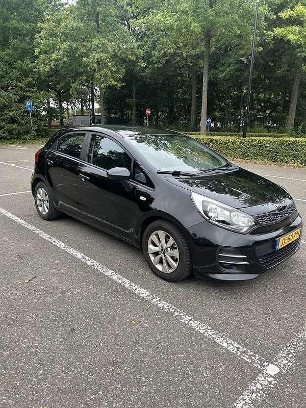Zwart Gebruikt 2016 Kia Rio MPV | € 6.499 (Super prijs) - Afbeelding 1/4
