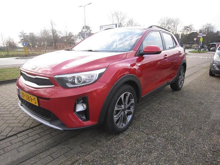 Rood Occasion 2019 Kia Stonic SUV | € 13.950 (Eerlijke prijs) - Afbeelding 1/4