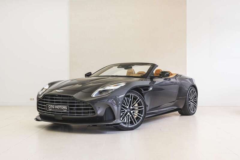 Grijs, metallic lak Nieuw 2024 Aston Martin DB12 Cabriolet | € 399.900 - Afbeelding 1/4