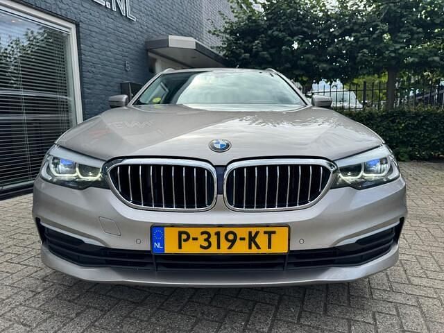 Grijs Gebruikt 2018 BMW 520 Executive Stationwagen | € 20.450 (Eerlijke prijs) - Afbeelding 1/4