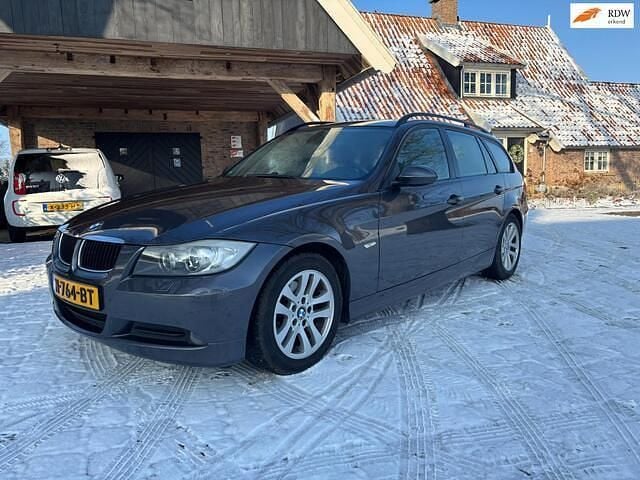 Grijs (metallic) Occasion 2006 BMW 318 Executive Stationwagen | € 3.250 (Goede deal) - Afbeelding 1/4